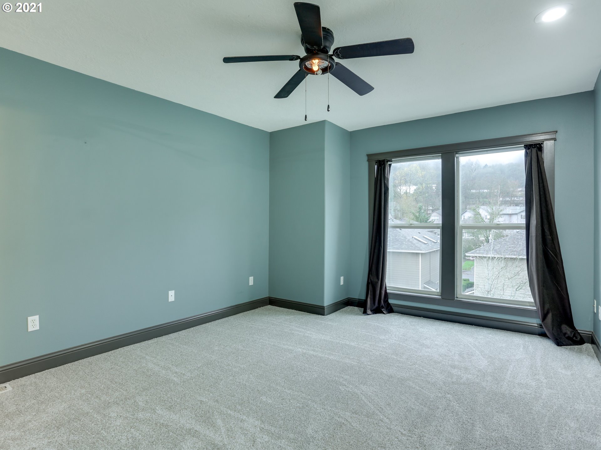 4808 Southwest View Point Terrace Portland, OR 97239 - Photo 27 of 31 Gallery Image 27
