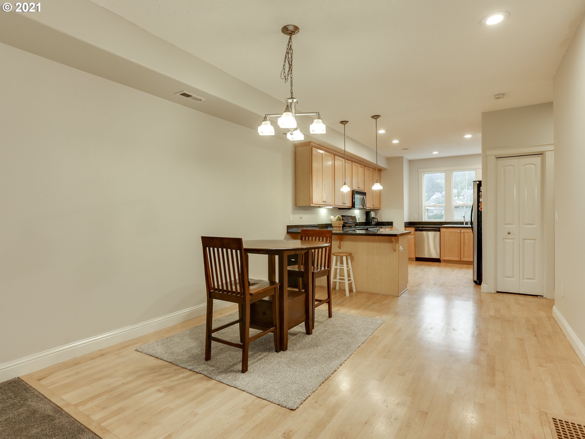 4808 Southwest View Point Terrace Portland, OR 97239 - Photo 9 of 31 Gallery Image 9