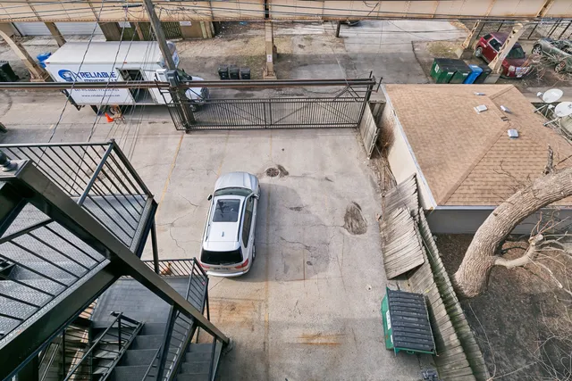 $240,000 | 4426 South Calumet Avenue, Unit 3, Chicago, IL 60653