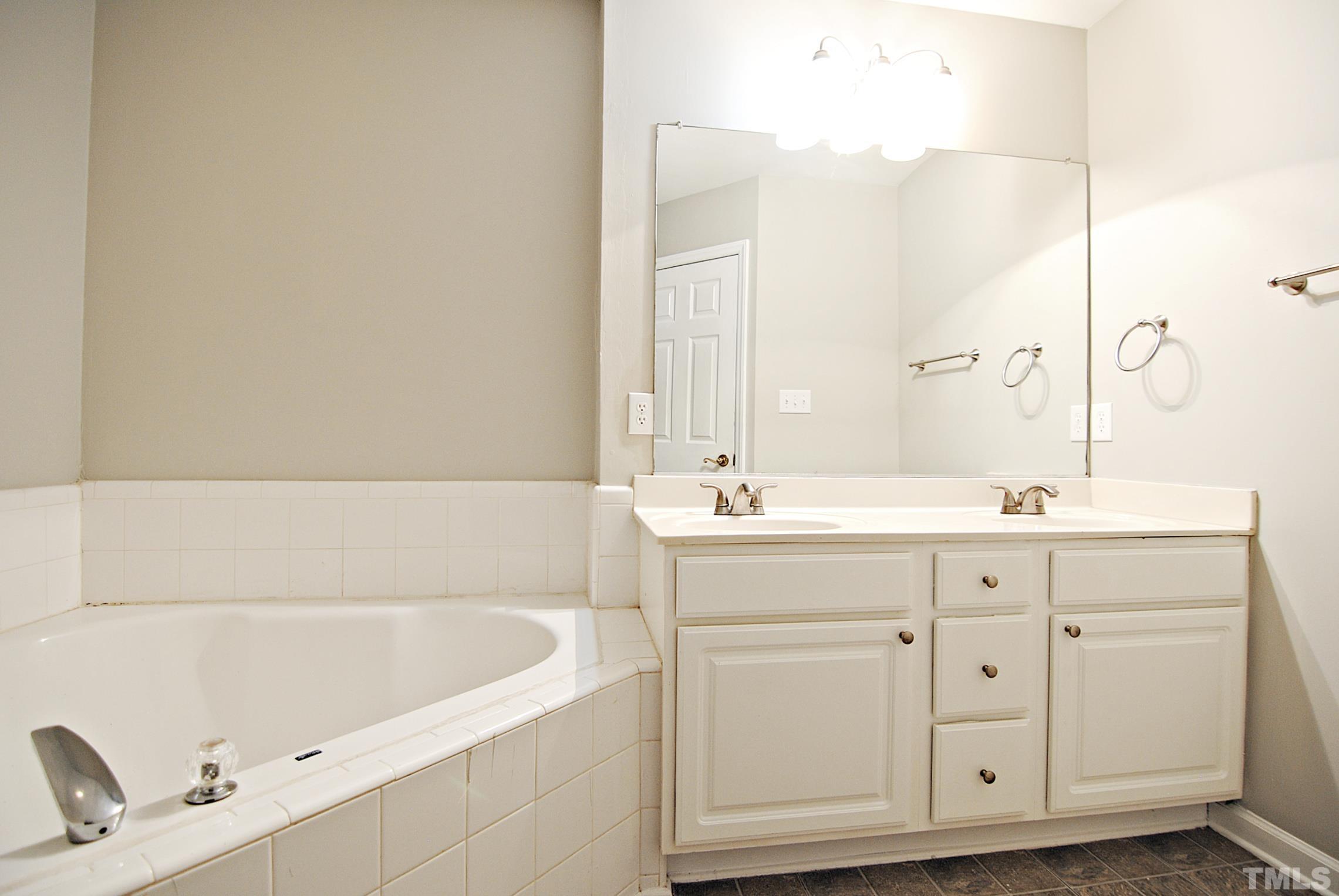 5530 Vista View Court Raleigh, NC 27612 - Photo 15 of 28 Gallery Image 15
