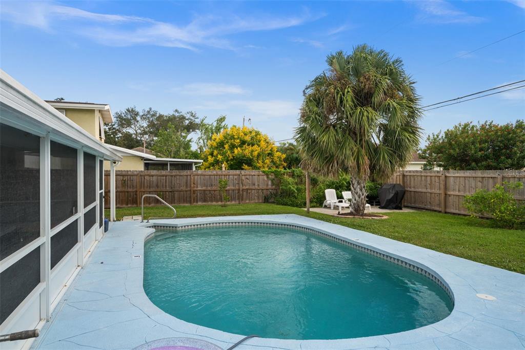 219 Coral Road Venice, FL 34293 - Photo 20 of 24 a view of a swimming pool with a sitting area