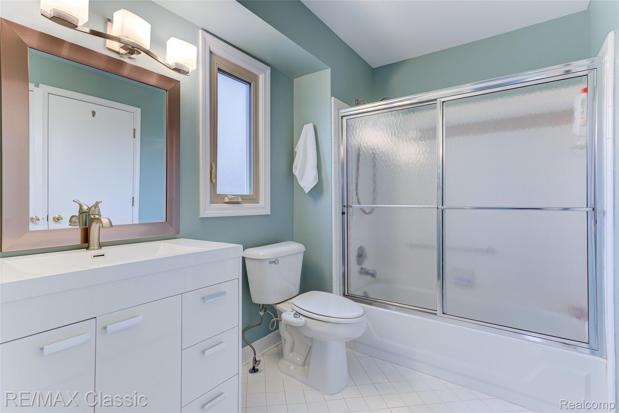 21515 Orchard Lake Road Farmington, MI 48336 - Photo 18 of 36 IMG_1147_8_9.jpg