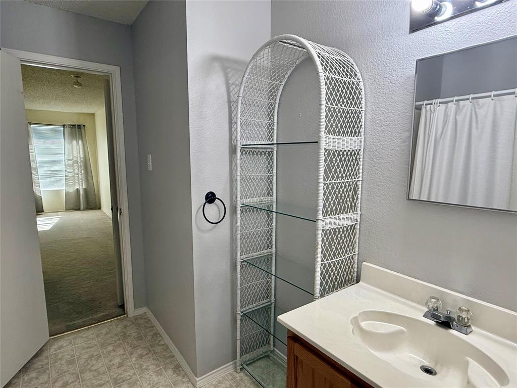 930 Dunkirk Lane Arlington, TX 76017 - Photo 29 of 35 jack n jill bath