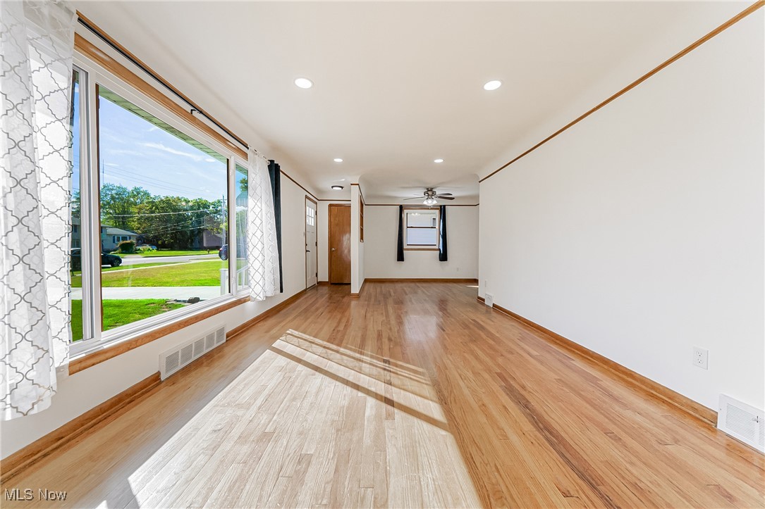 3200 Dentzler Road Parma, OH 44134 - Photo 8 of 32 Living Room