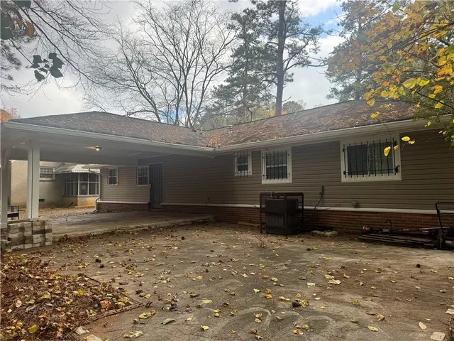 a view of a house with a yard