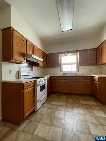 $1,800 | 301 North 12th Street, Unit 2R, Newark, NJ 07107