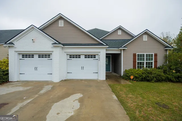 a view of a house with a yard
