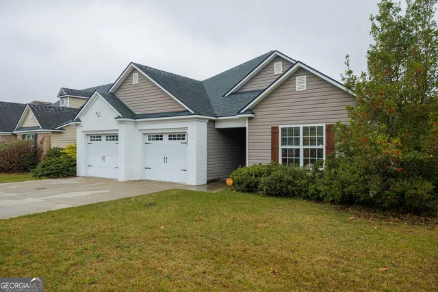 a view of a house with backyard and garden