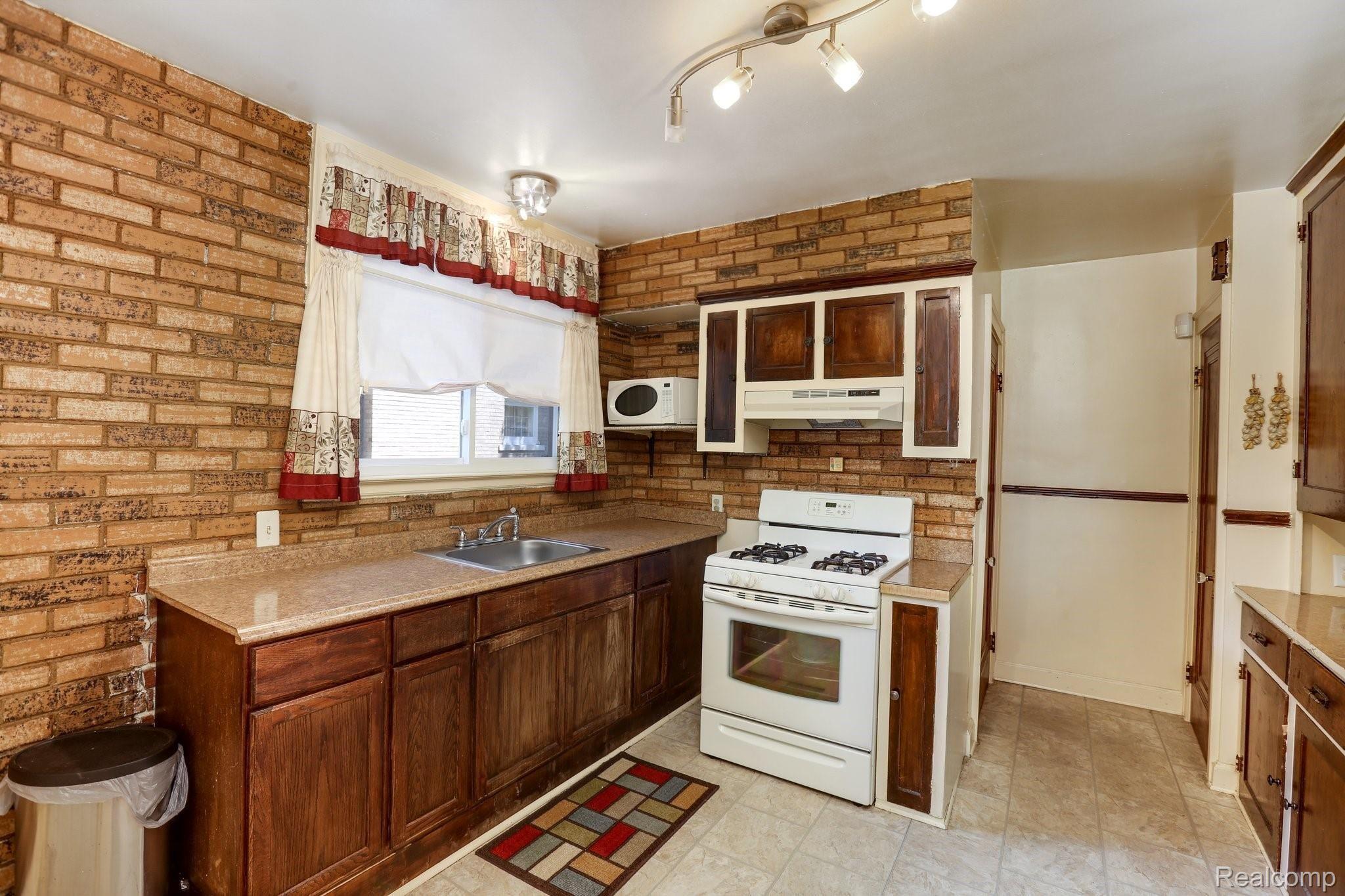 16595 Edinborough Road Detroit, MI 48219 - Photo 5 of 27 16595+Edinborough+Rd+Detroit-4-web.jpg