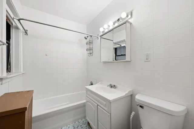 $1,700 | 5256 West Wolfram Street, Unit 2, Chicago, IL 60641