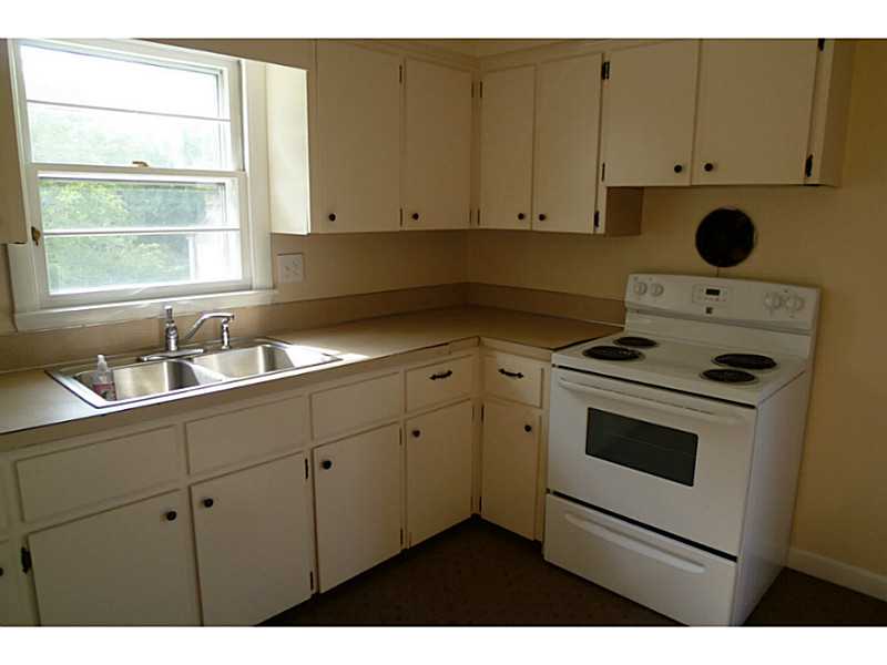 26 Wood Road Middletown, RI 02842 - Photo 6 of 11 Kitchen.