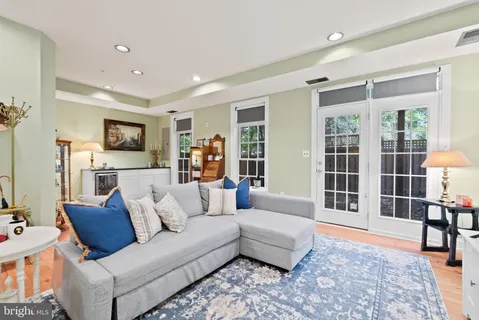 $1,095,000 | 3549 Goddard Way, Alexandria, VA 22304