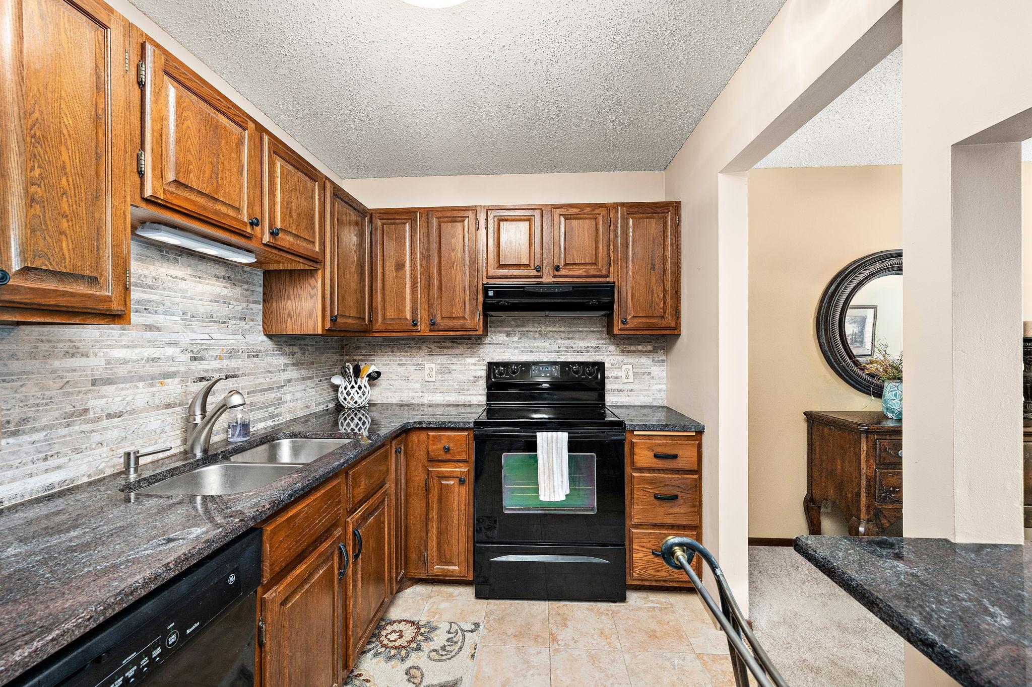 10451 Greenbrier Road, Unit 318 Minnetonka, MN 55305 - Photo 5 of 27