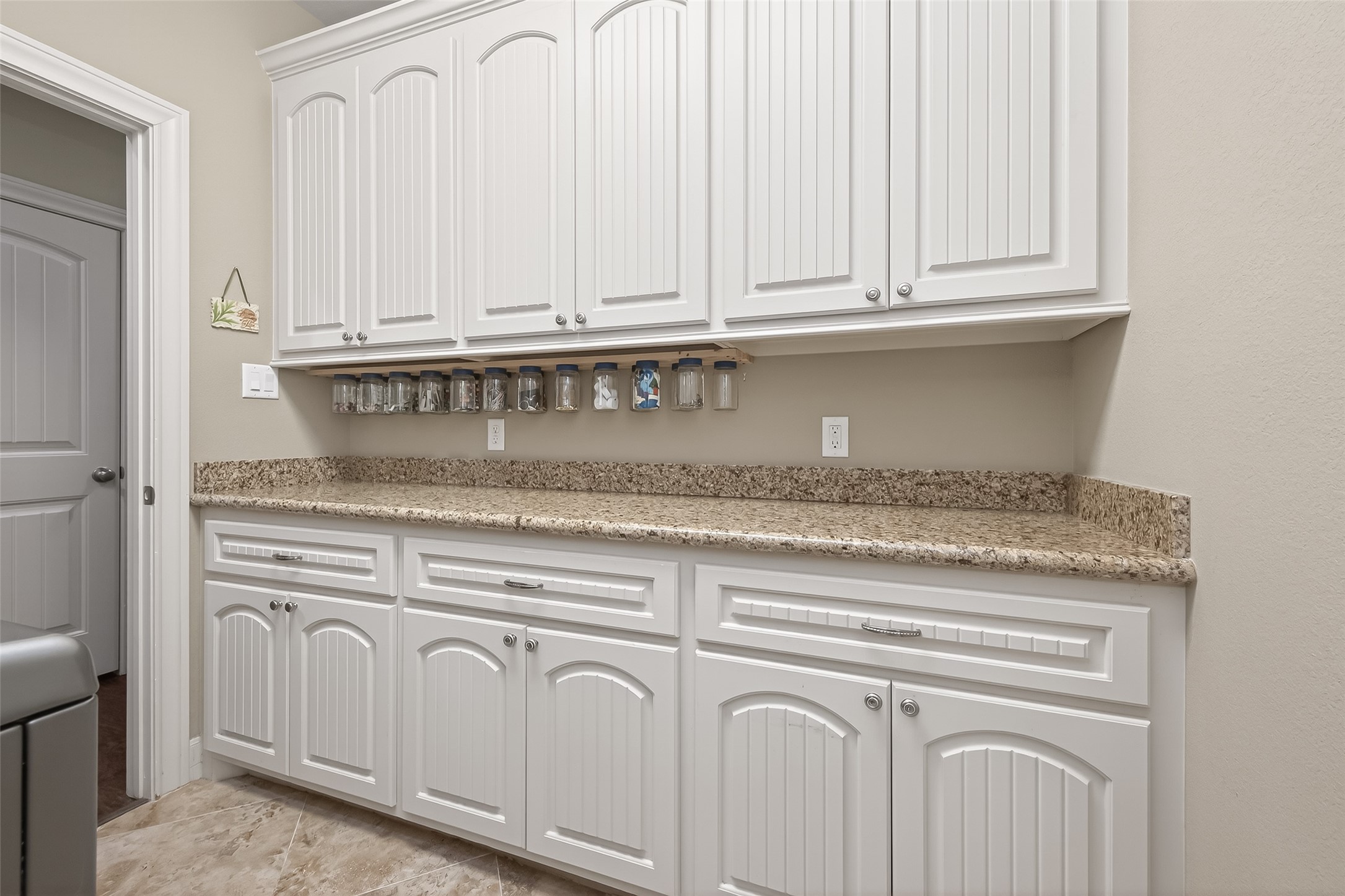 112 Timberside Drive Conroe, TX 77304 - Photo 23 of 50 a close view of a granite countertop white cabinets