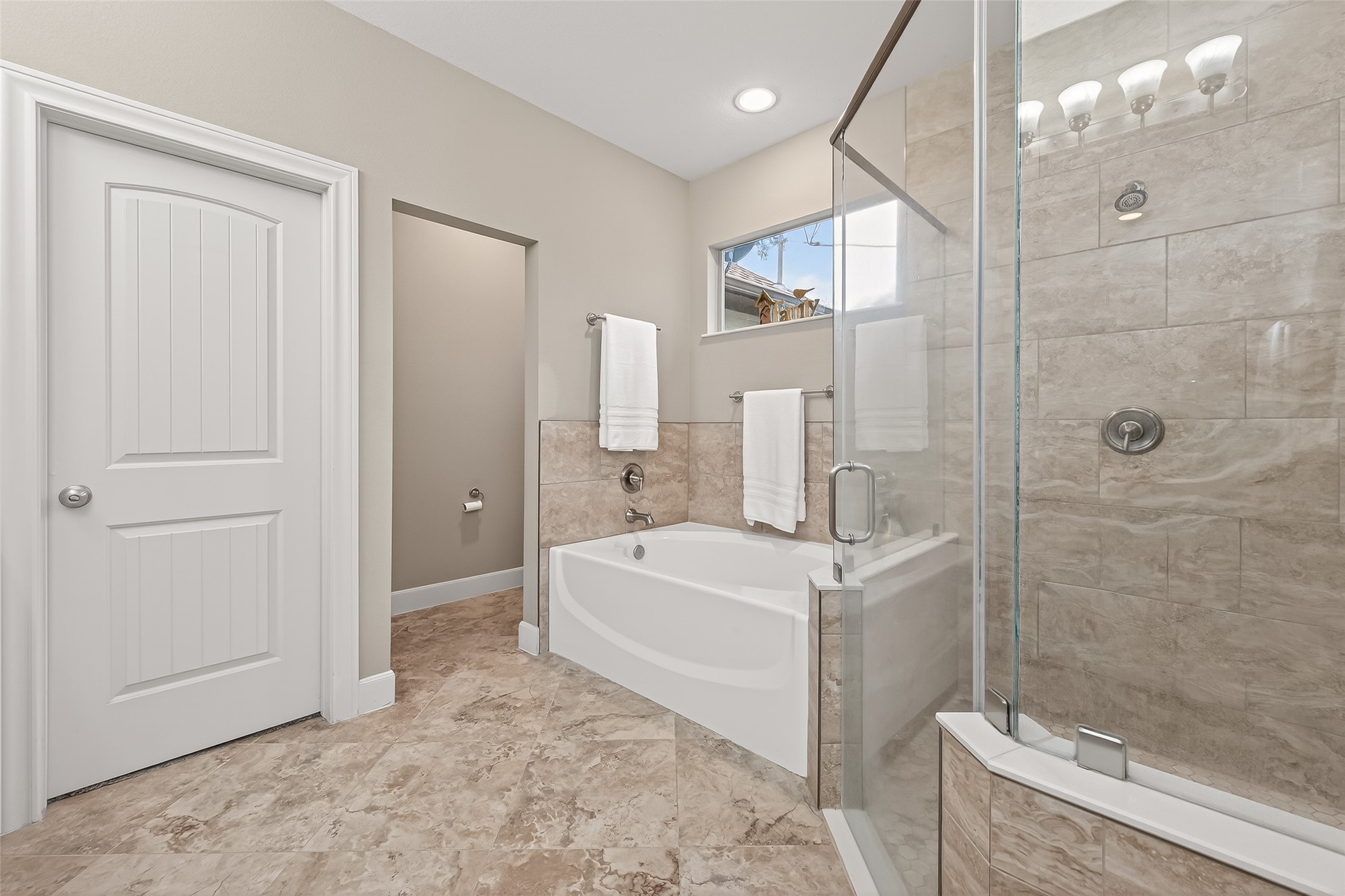 112 Timberside Drive Conroe, TX 77304 - Photo 26 of 50 Soaking tub with privacy windows