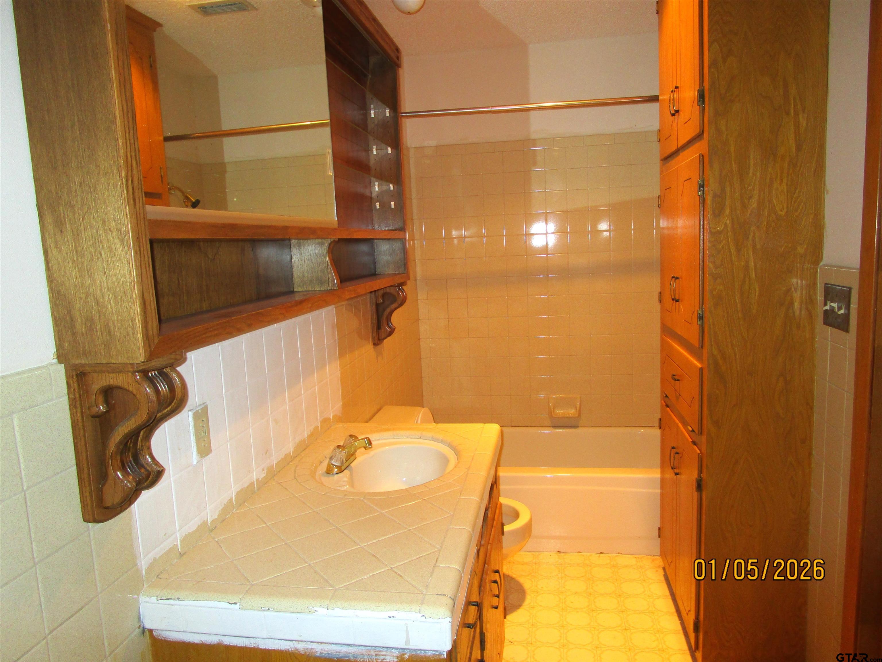 1317 South Butler Avenue Tyler, TX 75701 - Photo 7 of 13 a bathroom with a tub