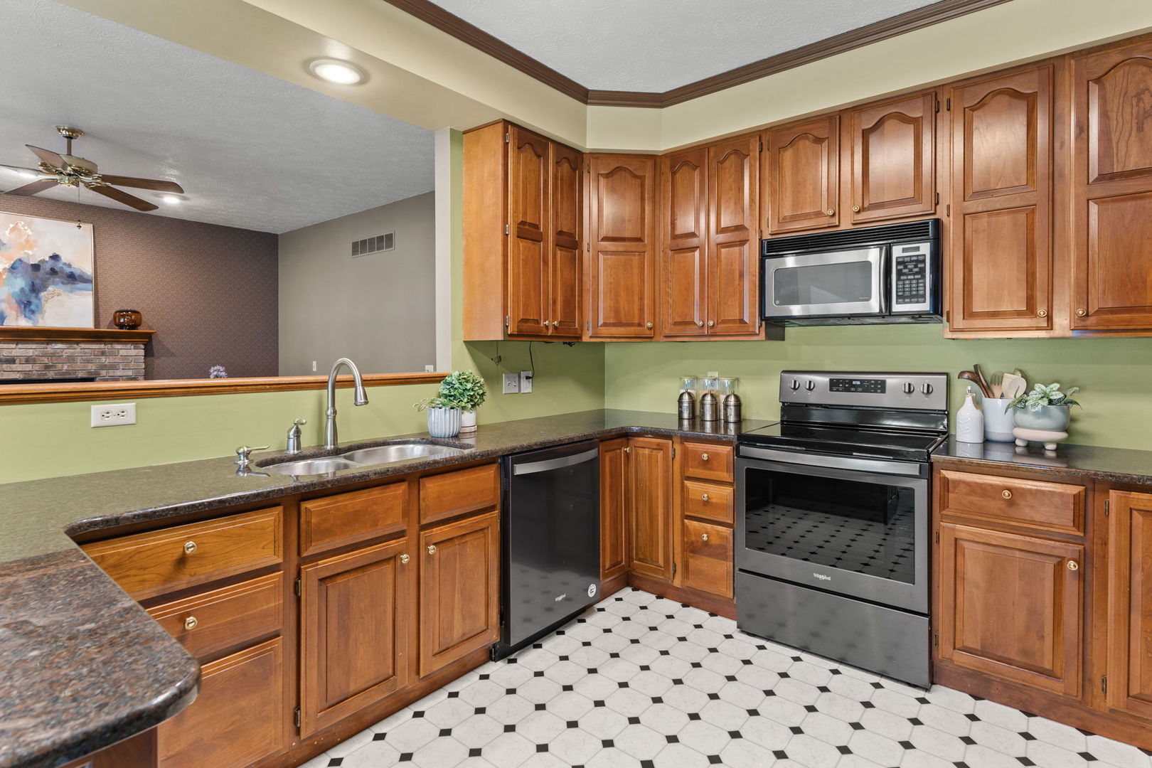 1926 Ashford Road Bettendorf, IA 52722 - Photo 11 of 55