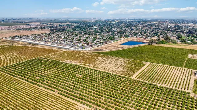 a view of small yard in front of house