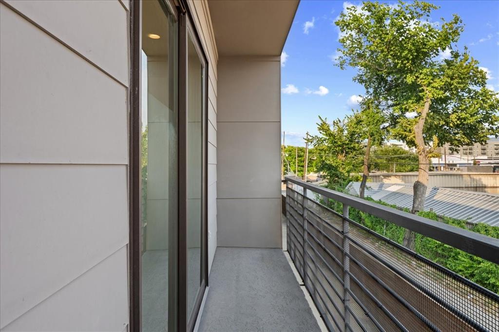 1715 Bennett Avenue, Unit 104 Dallas, TX 75206 - Photo 17 of 35 a view of a balcony