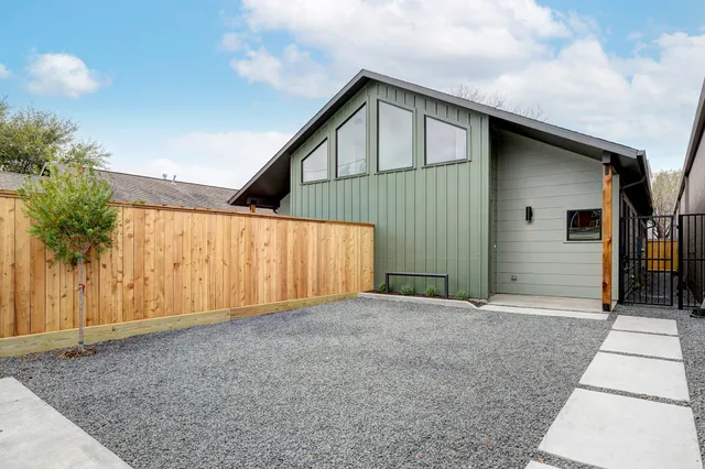 $2,600 | 1717 Airline Drive, Unit B, Houston, TX 77009