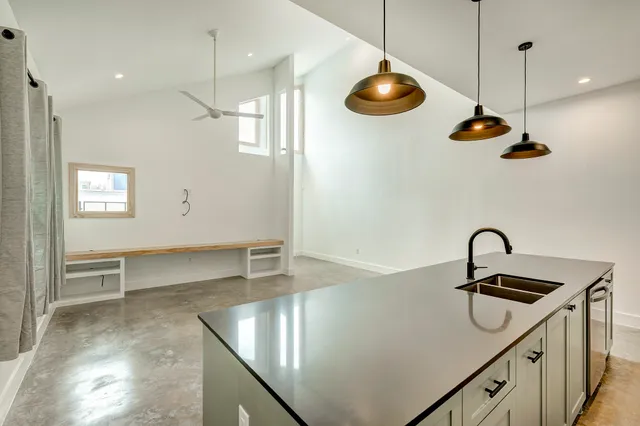 $2,600 | 1717 Airline Drive, Unit B, Houston, TX 77009