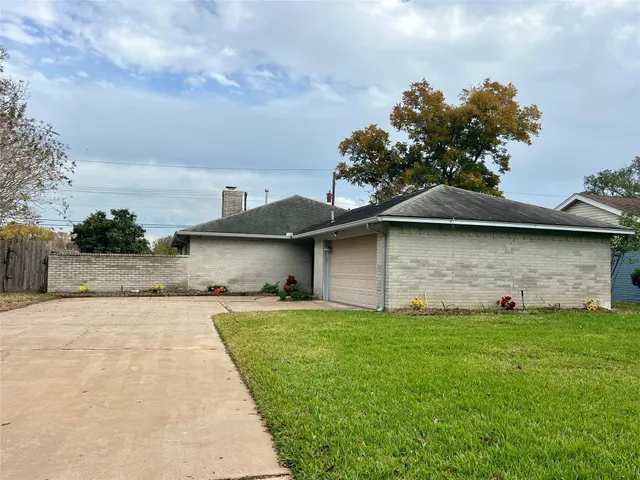 a view of a yard with a house