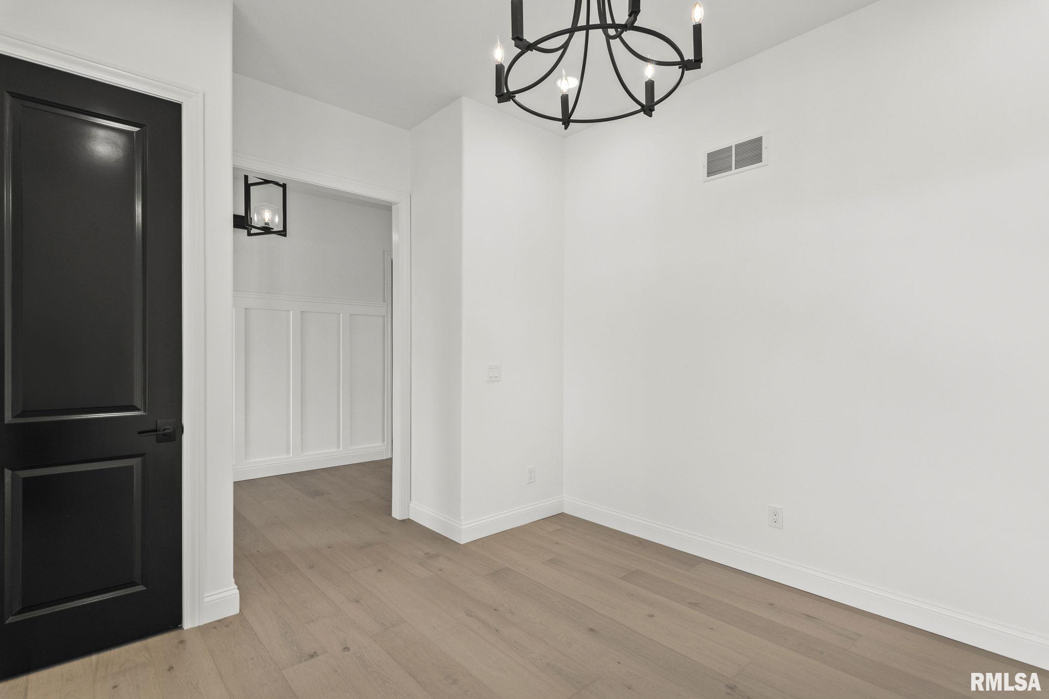4704 Berkshire Crossing Springfield, IL 62711 - Photo 5 of 46
