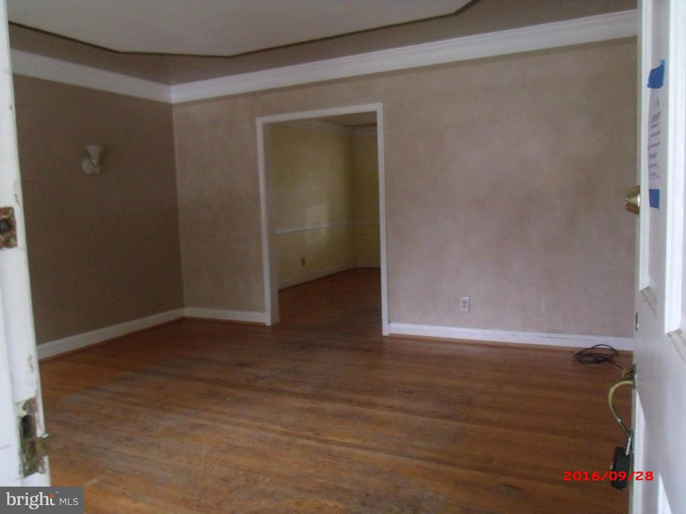5222 Old Frederick Road Baltimore, MD 21229 - Photo 2 of 17 Living Room