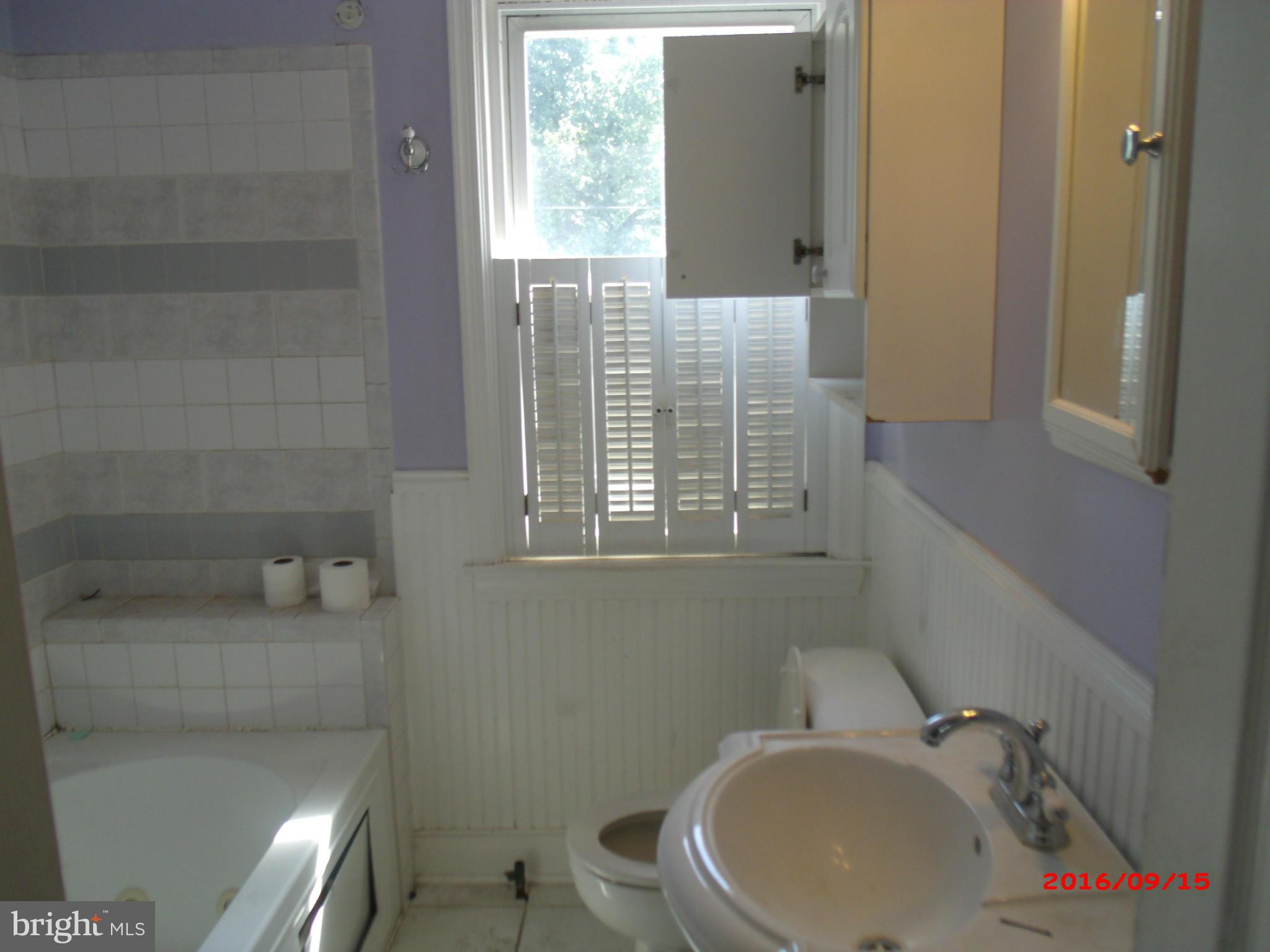 5222 Old Frederick Road Baltimore, MD 21229 - Photo 12 of 17 Bath