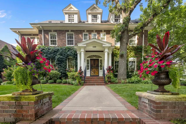 $2,895,000 | 2400 West Lake Of The Isles Parkway, Minneapolis, MN 55405