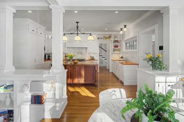 $2,895,000 | 2400 West Lake Of The Isles Parkway, Minneapolis, MN 55405