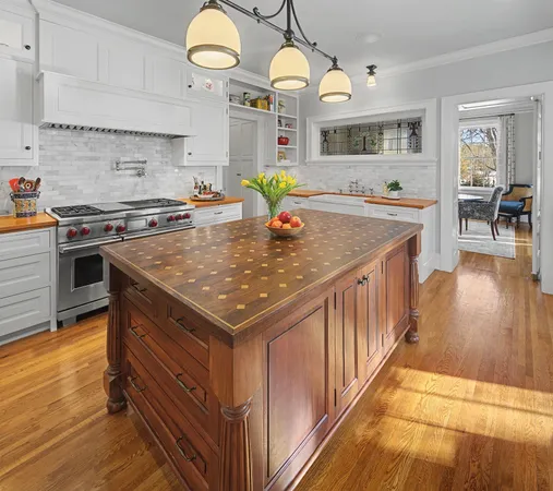 $2,895,000 | 2400 West Lake Of The Isles Parkway, Minneapolis, MN 55405