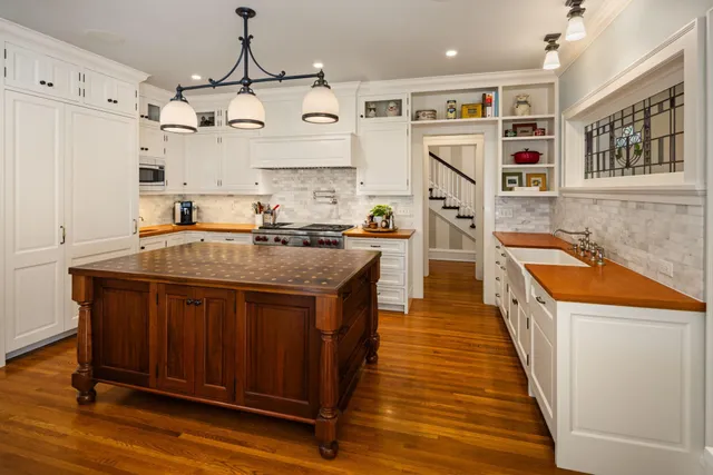 $2,895,000 | 2400 West Lake Of The Isles Parkway, Minneapolis, MN 55405