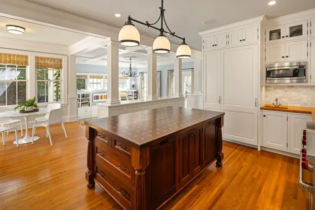 $2,895,000 | 2400 West Lake Of The Isles Parkway, Minneapolis, MN 55405