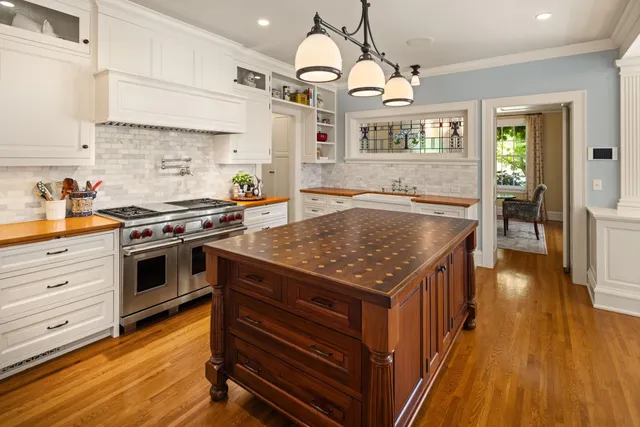 $2,895,000 | 2400 West Lake Of The Isles Parkway, Minneapolis, MN 55405