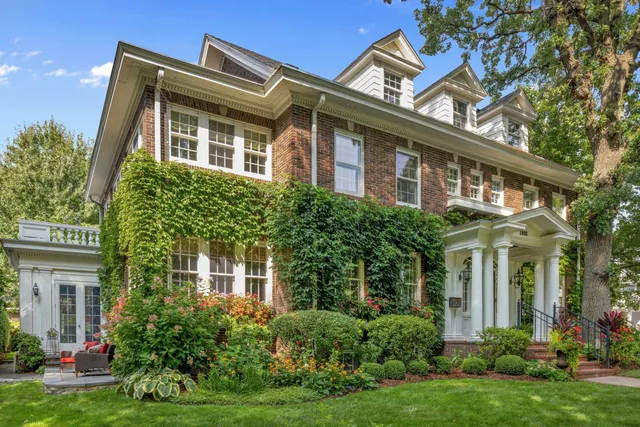 $2,895,000 | 2400 West Lake Of The Isles Parkway, Minneapolis, MN 55405