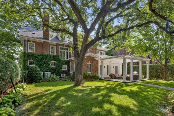 $2,895,000 | 2400 West Lake Of The Isles Parkway, Minneapolis, MN 55405