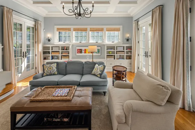 $2,895,000 | 2400 West Lake Of The Isles Parkway, Minneapolis, MN 55405