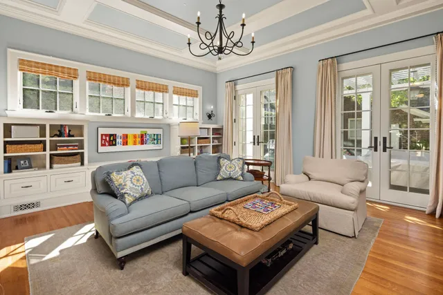 $2,895,000 | 2400 West Lake Of The Isles Parkway, Minneapolis, MN 55405