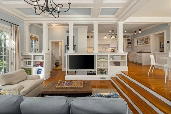 $2,895,000 | 2400 West Lake Of The Isles Parkway, Minneapolis, MN 55405