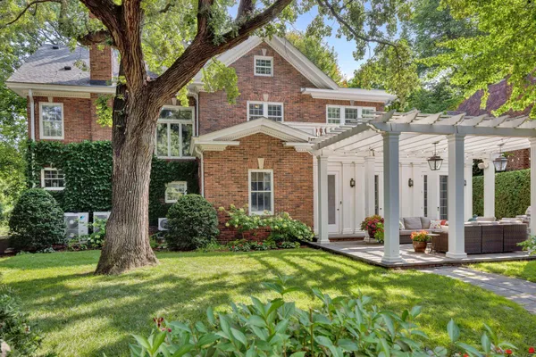 $2,895,000 | 2400 West Lake Of The Isles Parkway, Minneapolis, MN 55405