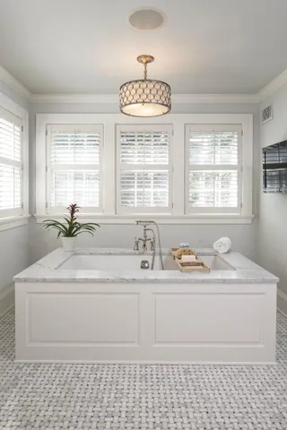 $2,895,000 | 2400 West Lake Of The Isles Parkway, Minneapolis, MN 55405