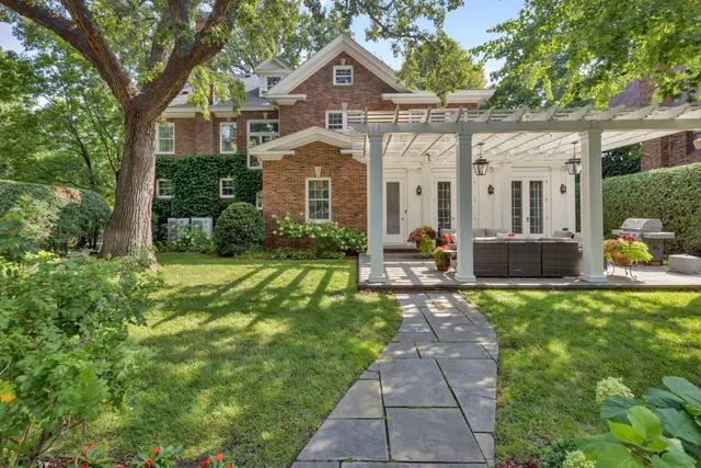 $2,895,000 | 2400 West Lake Of The Isles Parkway, Minneapolis, MN 55405