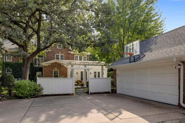 $2,895,000 | 2400 West Lake Of The Isles Parkway, Minneapolis, MN 55405