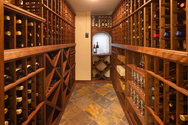 $2,895,000 | 2400 West Lake Of The Isles Parkway, Minneapolis, MN 55405