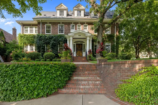 $2,895,000 | 2400 West Lake Of The Isles Parkway, Minneapolis, MN 55405