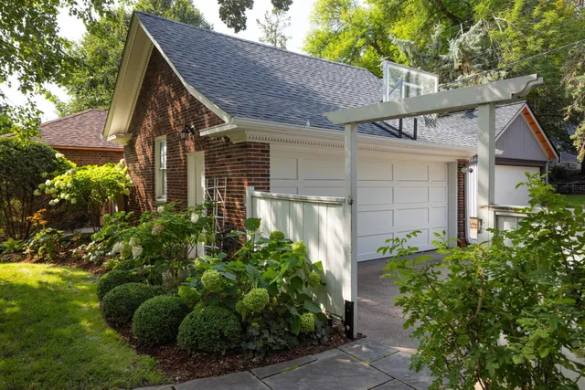 $2,895,000 | 2400 West Lake Of The Isles Parkway, Minneapolis, MN 55405