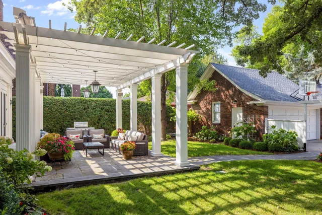 $2,895,000 | 2400 West Lake Of The Isles Parkway, Minneapolis, MN 55405