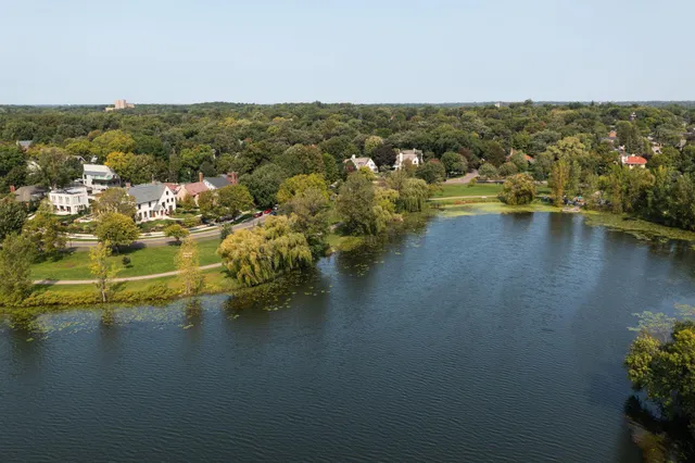 $2,895,000 | 2400 West Lake Of The Isles Parkway, Minneapolis, MN 55405