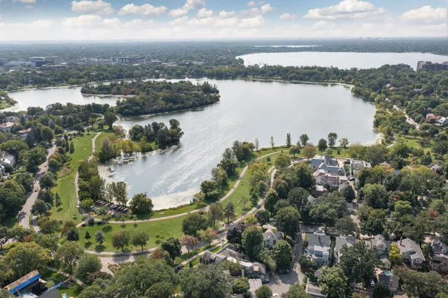 $2,895,000 | 2400 West Lake Of The Isles Parkway, Minneapolis, MN 55405